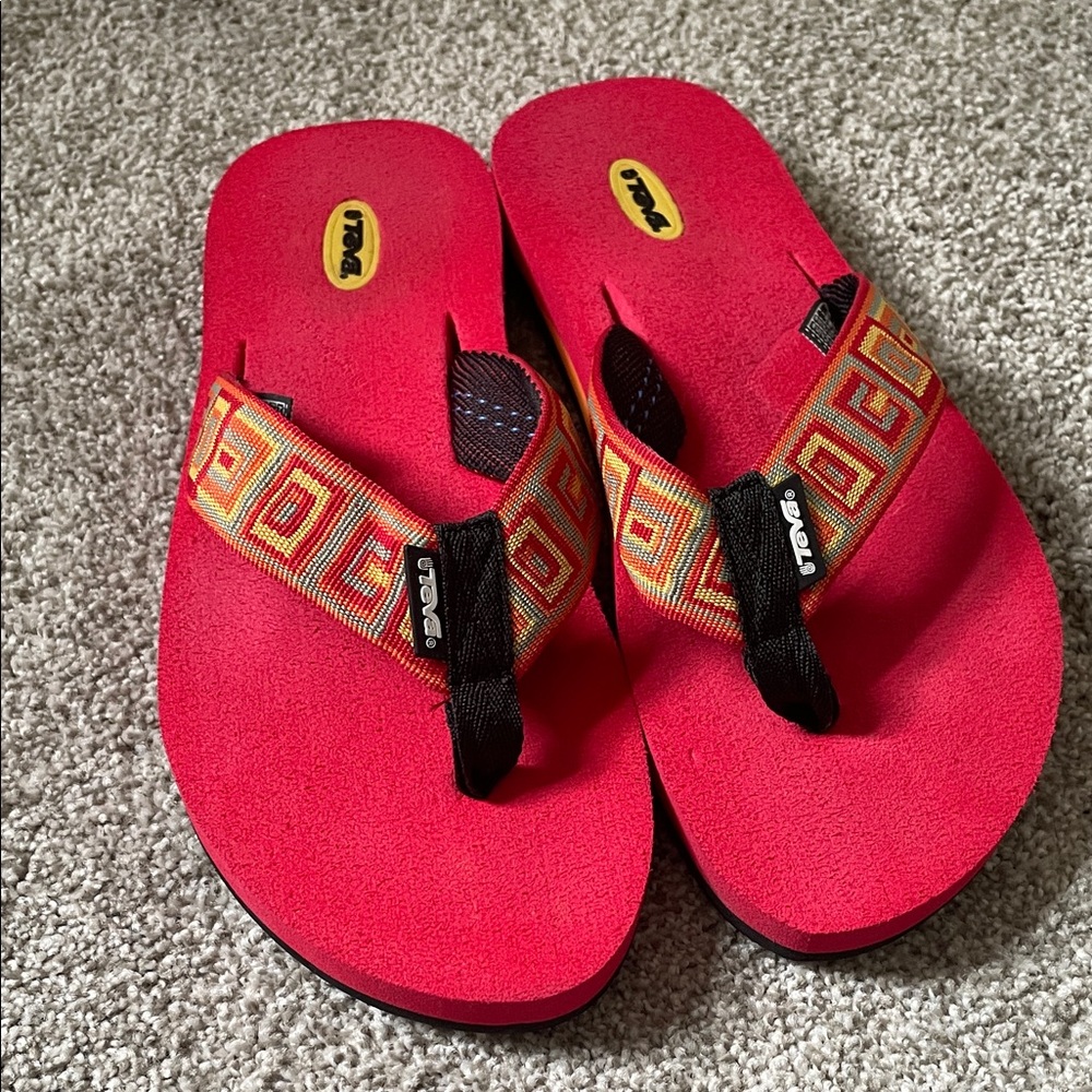 NWOT Teva flip flop sandals Sz 8 red yellow orange 1” platform sole